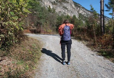 Auf dem Weg zum Klettern mit dem Arcteryx Alpha FL 30 Rucksack