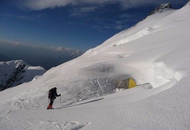 Markus erreicht Hochlager 6440m in der NW Flanke