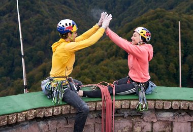 Geschaft Janja Garnbret und Domen Škofic am "Gipfel" des 360 Meter hohen Schornsteins (c) Jakob Schweighofer/Red Bull Content Pool