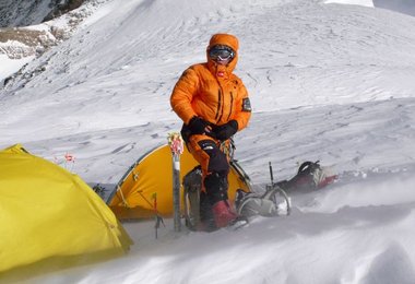 David beim Zusammenpacken im Sturm