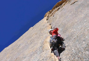 Simon im perfekten Riss in der 6. Seillänge