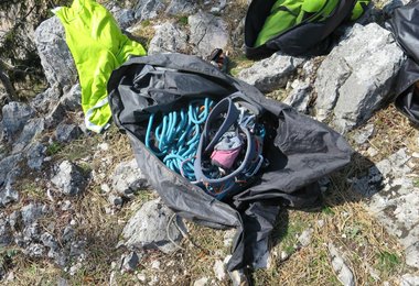 Den separaten Seilsack nimmt man beim Klettern mit.