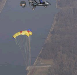 Paragleitchamp und Weltrekordhalter „Mad“ Mike Küng bei der Arbeit