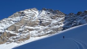 Direkt vor der Südwestwand des Fußsteins im oberen Teil.