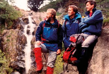 Berghaus Gründer Peter Lockey und Gordon Davison 1966 zusammen mit Sir Chris Bonington (links)