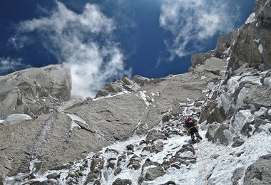 Hansjörg steigt eine Mixedpassage auf 6500 m vor.