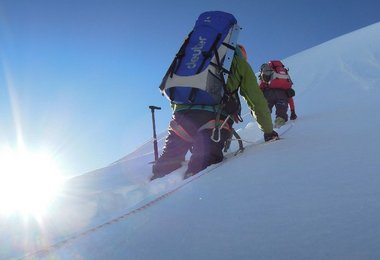 Gerlinde Kaltenbrunner (vorne) beim Spuren auf dem Schneegrat am Beginn des Pfeilers, Ralf Dujmovits folgt. Foto © D. Zaluski