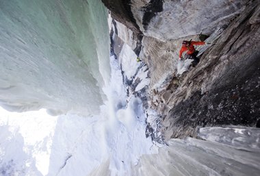 Albert Leichtfried in der zweiten Seilllänge von "Gorillas im Nebel"; Foto: Hannes Mair
