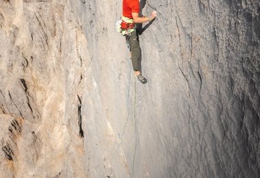 Simon Gietl in der Route Kairos an der Laverella di Fora (c) Felix Bub