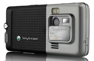 Auf der Rückseite die 3,2 Megapixel-Kamera - die Blitz-LED's können als Nottaschenlampe verwendet werden.
