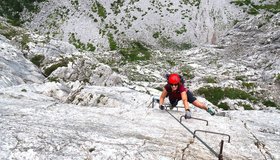 Die Schlüsselstelle kurz vor dem Ausstiegskamin - Winkelturm Nordwand Klettersteig