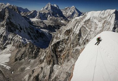 Conrad Anker climbs the Lunag Ri (6907m) in the Himalayas of Nepal on November 24, 2015 (c) Servus TV / Mammut / Red Bull Content Pool