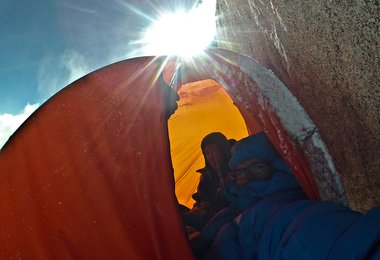 Kurz vor dem Sturm im Biwak auf 7000 m (beim ersten Versuch).