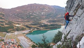 Blick vom Abseilstand zu den letzten Klettermetern der Via GMD oberhalb von Santa Massenza - Due Laghi