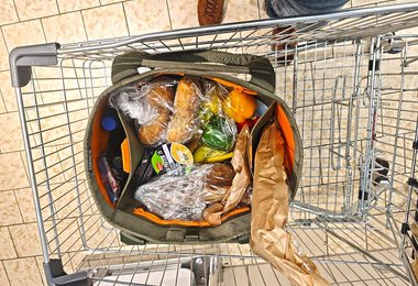Aber auch beim Einkaufen ist der  Yeti Camino Carryall 35 die ideale Ausrüstung.