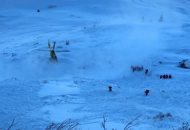 Bergrettungseinsatz am Feldalphorn - etliche Hubschrauberflüge und ca. 20 Bergretter im Einsatz.