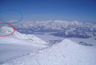 Oben das Gipfelbild von Kammerlander, unten die Bilder von Christian Stangl - man muss sehr genau hinschauen, um den Fehler zu finden. Hand auf's Herz, wer macht so etwas mit seinen Gipfelbildern nach einer Tour (die lange der Gipfel im Hintergrund).