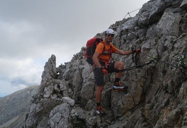 Ein knöchelhoher leichter Bergschuh