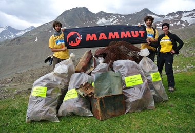 Stolz präsentieren die engagierten Helfer ihre »Ausbeute«.
