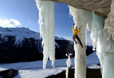 Albert Leichtfried klettert "Call of the curtain", M7+ WI6