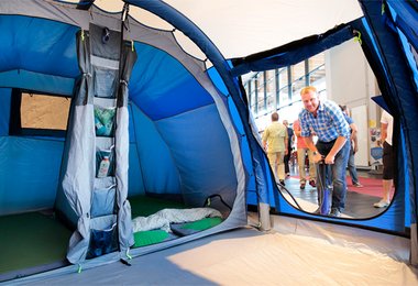 Wer länger pumpen will, kann das Familienzelt (auch zum Aufblasen) von Outwell in Angriff nehmen.