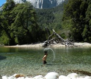 Badespass im Rio Cochamo im Hintergrund der Cerro Trinidad