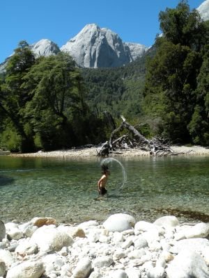 Badespass im Rio Cochamo im Hintergrund der Cerro Trinidad