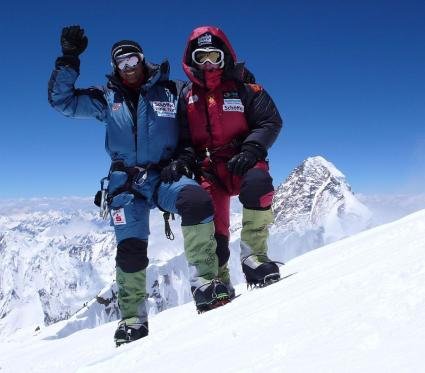 Gerlinde Kaltenbrunner und Ralf Dujmovits 2007 am Hauptgipfel des Broad Peaks c David Göttler