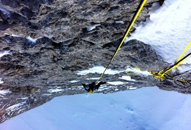 Oben viel Schnee auf den Griffen