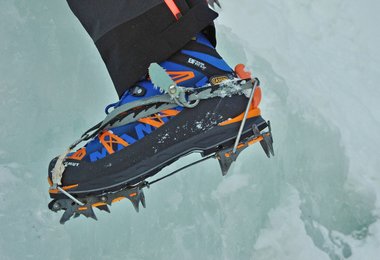 Das Steigeisen sitzt perfekt an dem Nordwand Light Mid GTX.