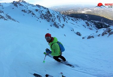 Steilrinnen und Flanken mit Ski am Schneeberg