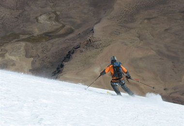 Miro setzt die ersten Schwünge in den steilen Firnflanken des Sajama