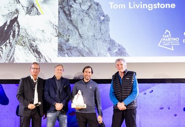 Aleš Česen übernimmt den Preis für die erste Besteigung des Westgrates am Gasherbrum III (7.952 m)