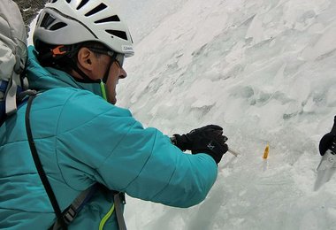 Gerlinde beim Eissanduhr Bohren © Ralf Dujmovits