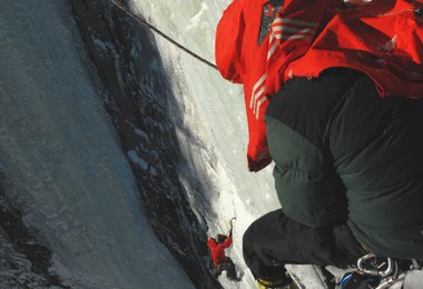 Reichelt Max schützt sich und seine Kamera vor dem lästigen Spindrift
