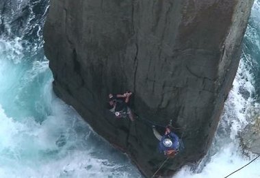 Ryan Graney in der ersten Seillänge der Freeroute (7a+); Foto Florian Bub