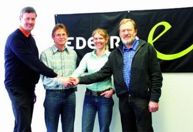 Vertragsunterzeichnung am vergangenen Freitag, sie wurde per Handschlag besiegelt, durch (v.l.n.r.) Martin Korte (Geschäftsführer Edelrid), Markus Wanner (stellv. Geschäftsführer Edelrid), Antje von Dewitz (Marketingleiterin VAUDE), Albrecht von Dewitz (G