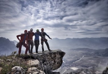 Das Team steht am 2. Tag ihrer Begehung auf dem Gipfel (im Winter sind die Tage mit ca. 10 Stunden Tageslicht recht kurz). (Foto: Papert/Pfnür/Lindič/McSorley)