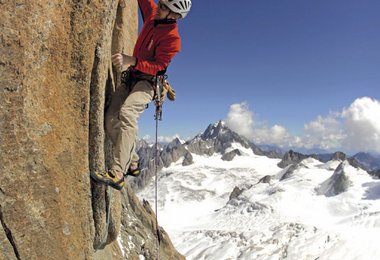 Natürlich auch mit einer Menge toller Fotos, wie z.B.: Arnaud Petit in der fünften Seillänge (8b), Crux der "Voi Petit", Grand Capucin, Frankreich; Foto: Bertrand Delapierre