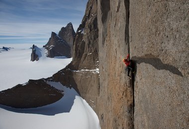 Alexander kämpft bei -30° in den Rissen der Holtanna-Westwand