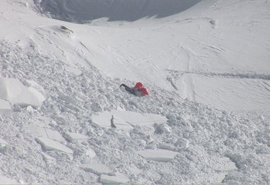 Der ABS-Rucksack hielt den Snowboard-Profi über den Schneemassen.