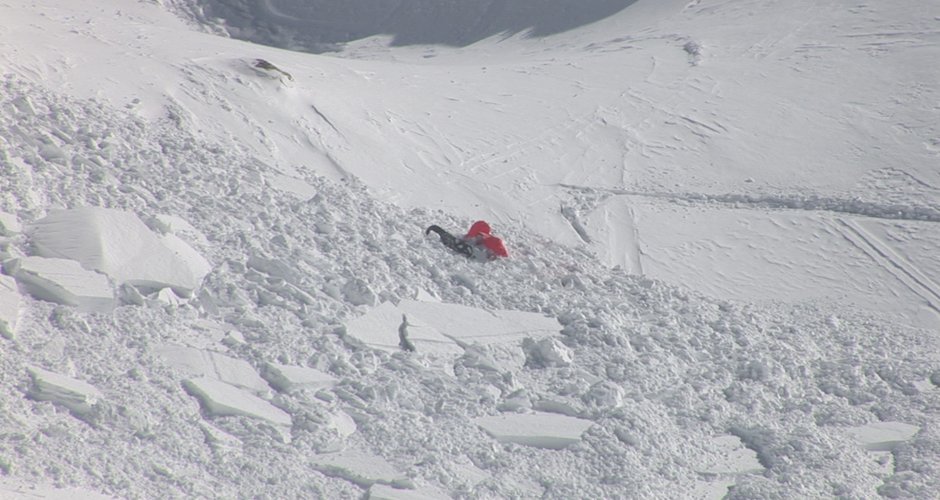 Der ABS-Rucksack hielt den Snowboard-Profi über den Schneemassen.