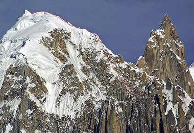 K7 West Gipfelgrat mit der Route von Steve, Vince und Marko. Foto Archiv Prezelj