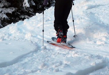 Der Helio Carbon 95 Ski Black Diamond ist für die Breite beim Aufstieg federleicht