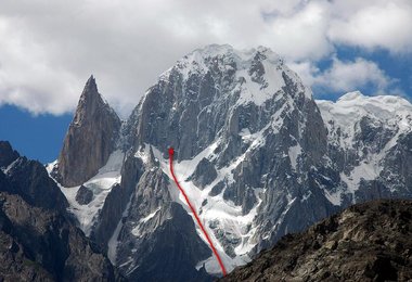 Hunza Peak Südwand mit geplanter Aufstiegsroute.