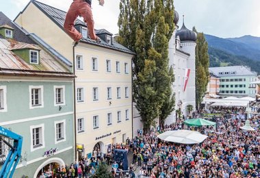 Sergii Topishko - unter ihm die Menschenmassen (Foto: Expa Pictures)