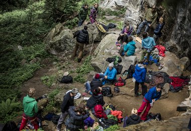 Unter dem Fels beim Gedankenaustausch