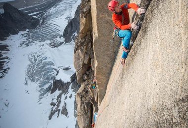 Leo Houlding testet 2015 bei der Besteigung der Mirror Wall (1.200m) in Grönland die ExtremTM-Serie