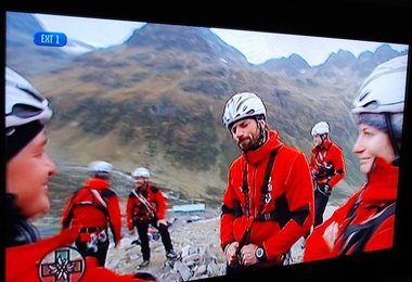 Eines der Schwerpunktthemen der achtteiligen TV-Doku sind Frauen in der Bergrettung; hier zwei Tirolerinnen vor der Abschlussprüfung im Jamtal ...