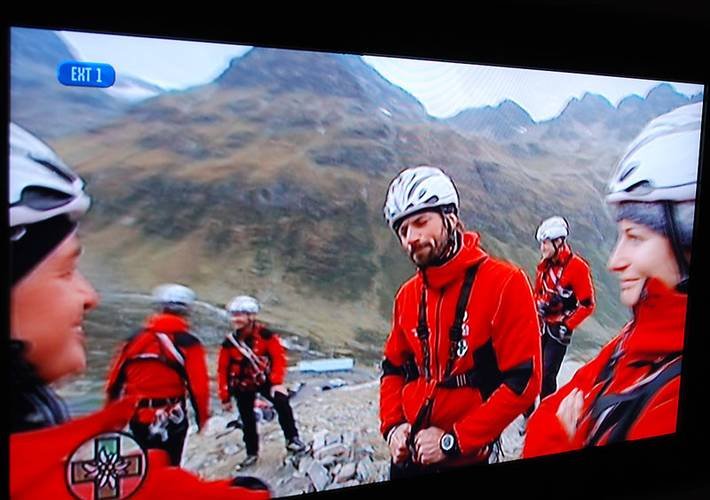 Eines der Schwerpunktthemen der achtteiligen TV-Doku sind Frauen in der Bergrettung; hier zwei Tirolerinnen vor der Abschlussprüfung im Jamtal ...
